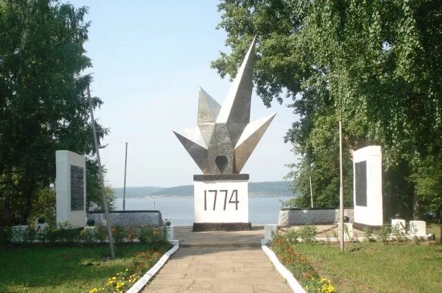 оса пермский край достопримечательности. оса каменный обелиск с часами. фонтанная площадь оса пермский край. памятник пугачёву оса. город оса пермский край.