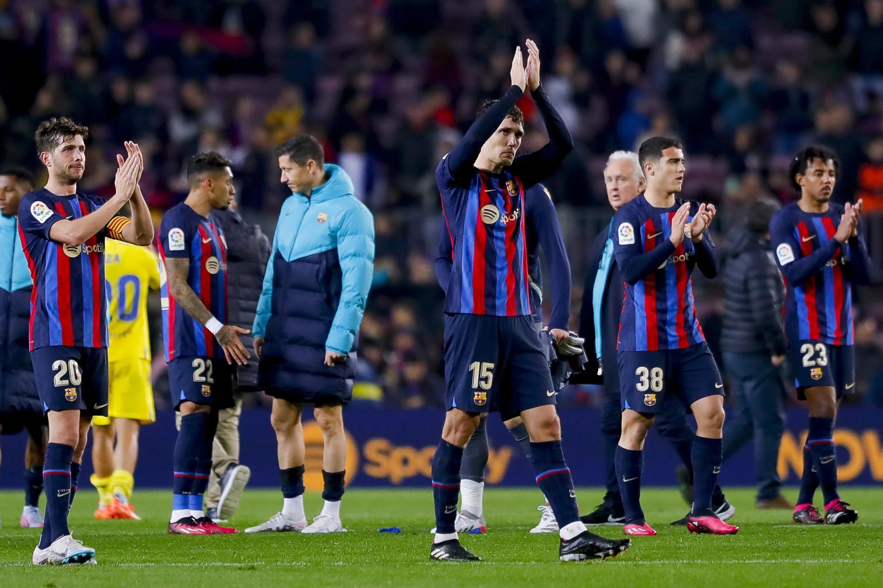 Серхи роберто 2022. Поставь барселону. Барселона лига чемпионов. Поставь барселону. Месси барселона 2021.