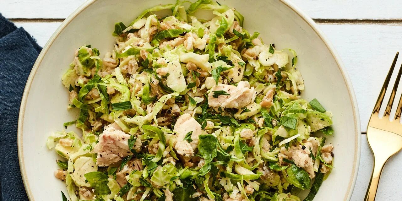 Салат с капустой пп. Салат с тунцом и пекинской капустой. тунец пекинская капуста огурец. brussels sprouts салат. салат с тунцом и капустой.