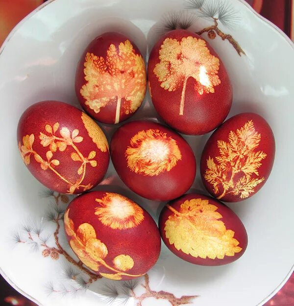 Яйца в луковой шелухе на пасху. Крашенка из натуральных красителей в луковой шелухе. Крашеные яйца. Крашенки пасхальные яйца. Покраска яиц на пасху.