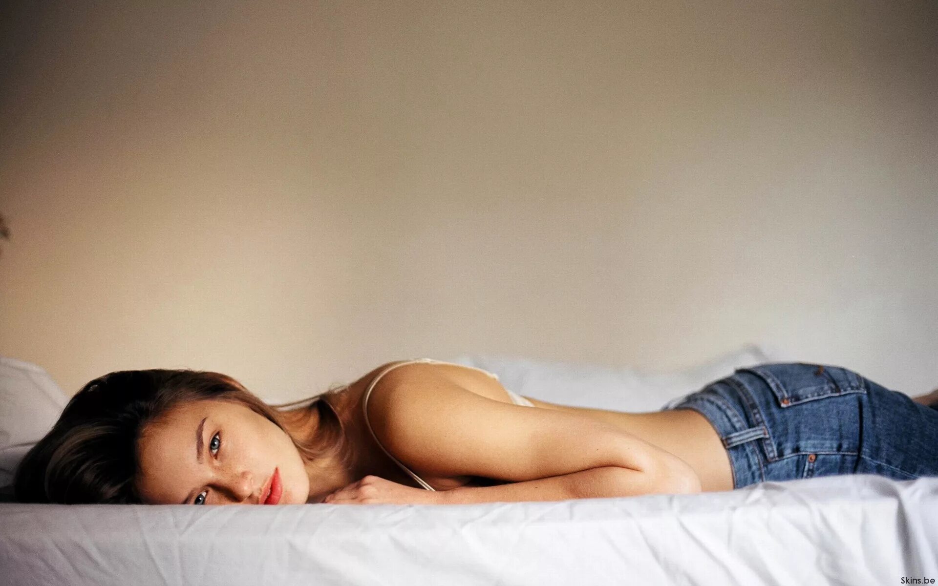 Человек лежит на кровати. Мужчина лежит на подушке. Фотосессия на диване. Человек лежит на диване. Человек лежит на диване.