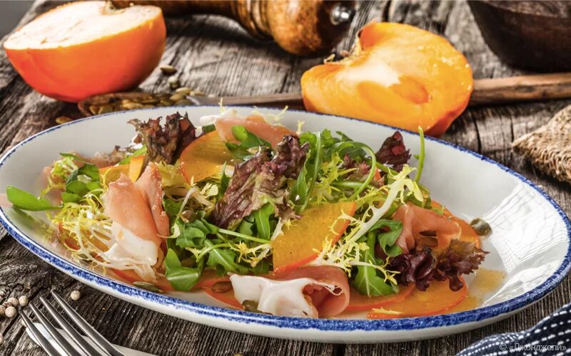 Пиццакреветки & руккола. Салат хурма страчателла руккола. Страчателла с хурмой и рукколой. Салат руккола хурма сыр. Страчателла с хурмой и рукколой.