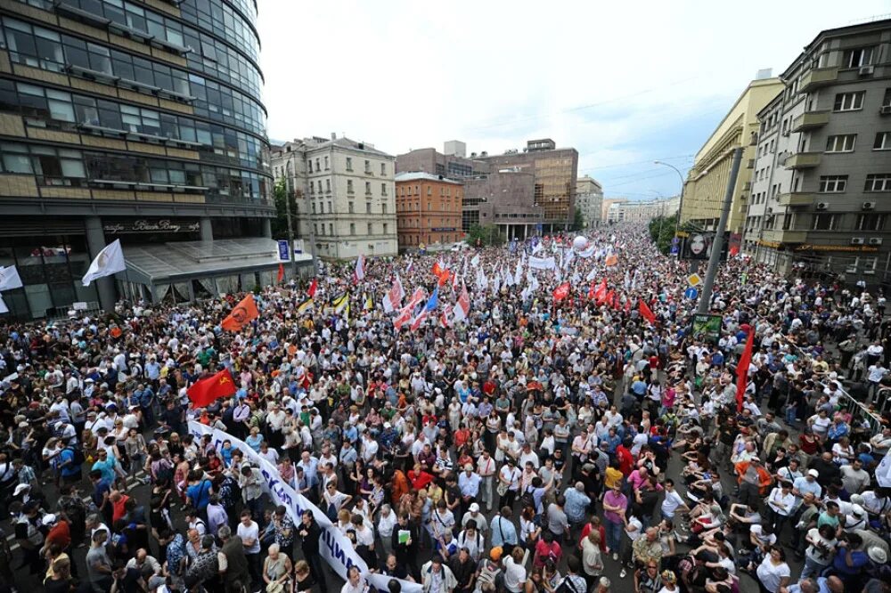 Марш миллионов в Москве 2012. Толпа людей на площади. Куча народу на площади. Миллион человек на площади. 3 июня 2012