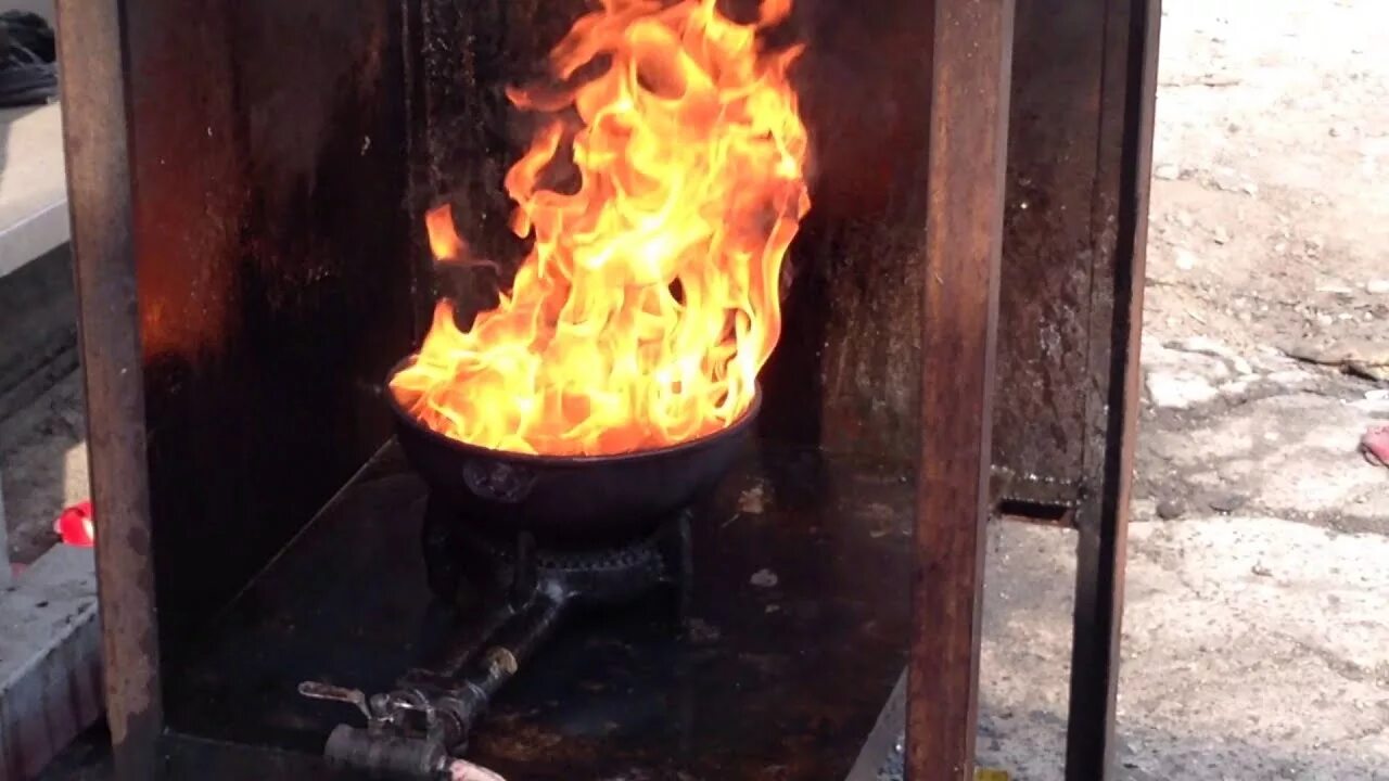 Казан в огне прокаливание огнем. Горящее подсолнечное масло. Сгорело масло в казане чугунном. Горящее с казана. Подсолнечное масло горит