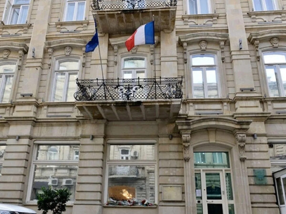 Посол в париже. Посольство Франции в Азербайджане. Посольство Азербайджана в Париже. Посольство Франции Азербайджана посол. Здание посольство Франции в Азербайджане.
