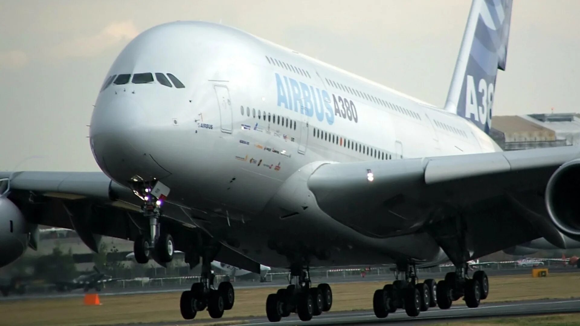 Значение слова аэробус. Airbus a380-800 Россия. Airbus 380 ночью. A380-800 Аэрофлот. Эйрбас а380 800 обои.