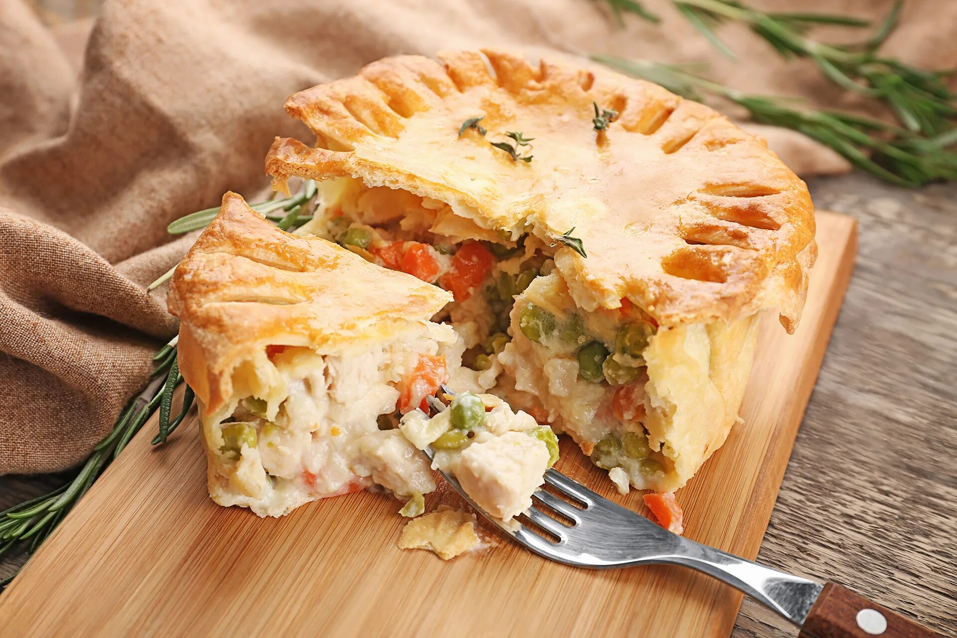 Пай с курицей. Пирог Pot pie. Американский куриный пирог. Американский пирог с курицей.