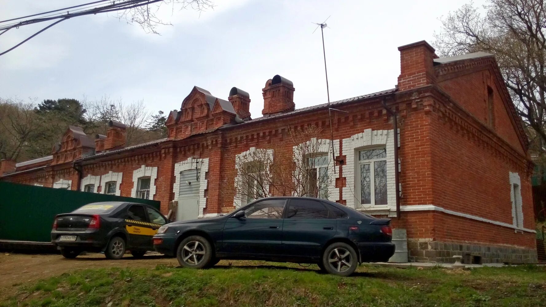 Владивосток казармы. Владивосток улица яблоневая 73а. казармы владивосток. яблоневая 84 владивосток. яблоневая 20 владивосток.