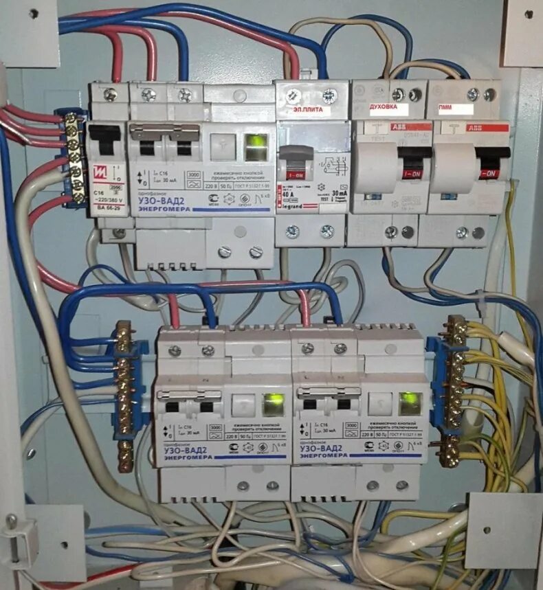 Диф автомат 3 фазный. Узо 32а. Схема подключения вводного автомата и узо. Узо автомат в квартире. Дифавтомат щит узо.