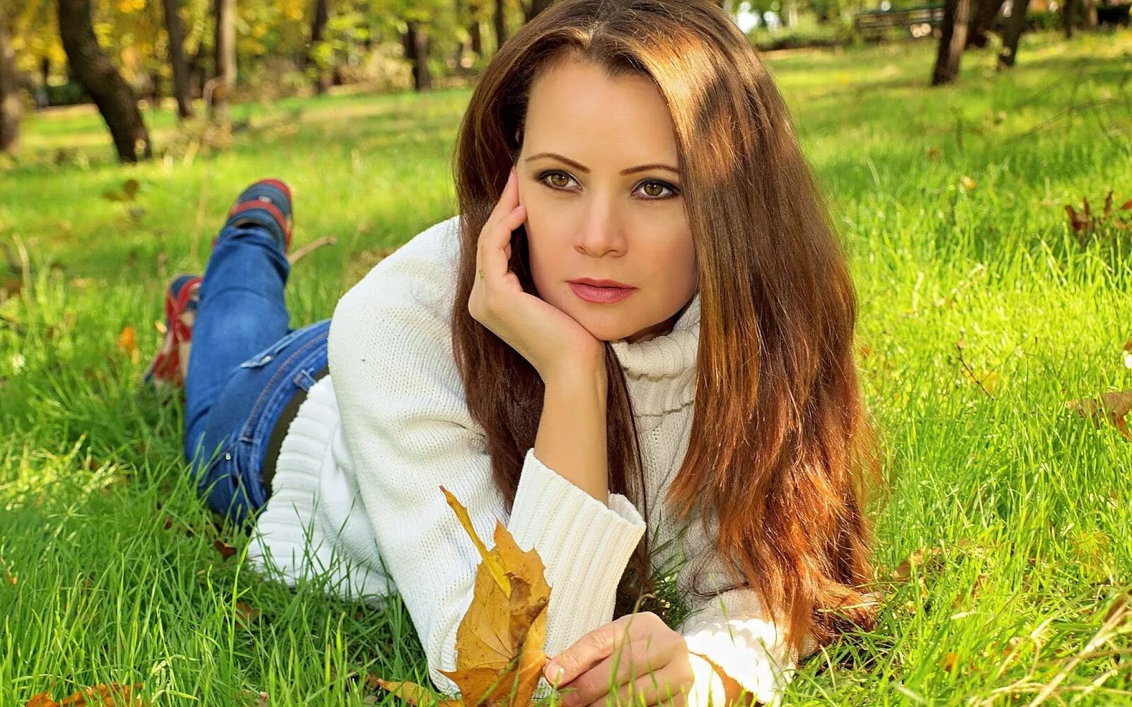 Красивые русские девушки. Девушка шатенка. Фотосессия в парке. Красивые девушки на природе.