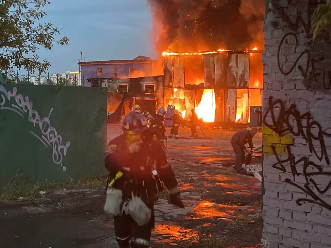 Мега химки пожар. Пожар в новой москве. Пожар на манежной площади 2004. Пожар на юго востоке москвы. Пожар в перово в москве.