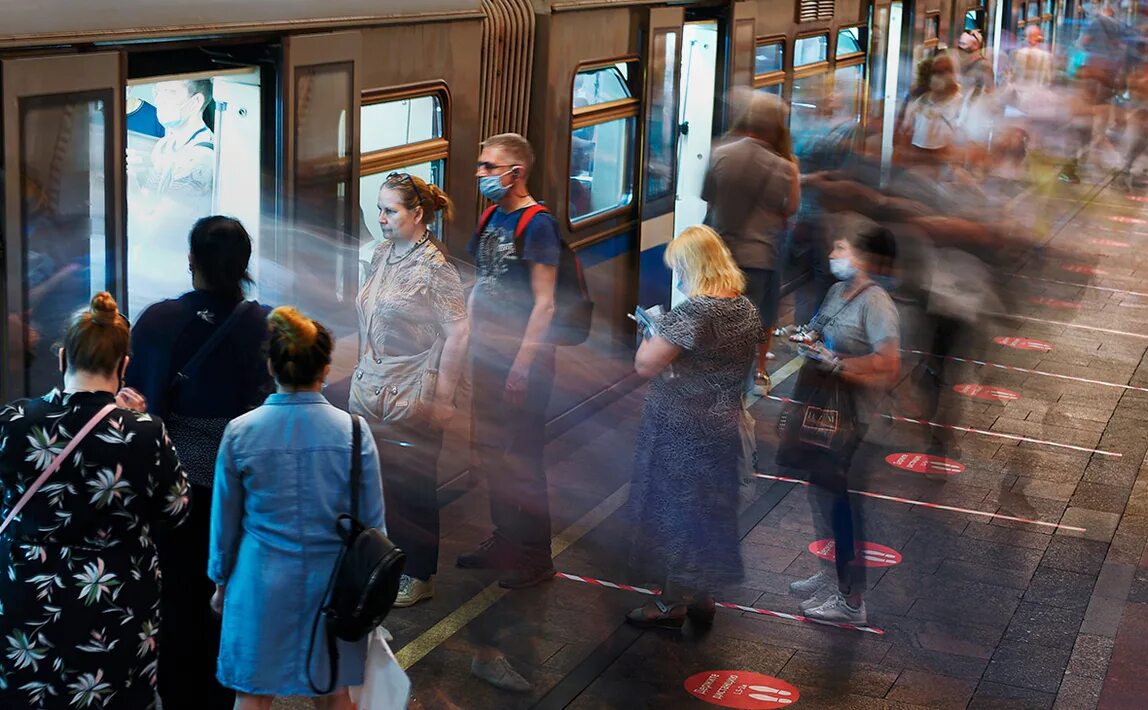 Перрон вокзала. Пассажиры на вокзале. Поезд на вокзале. Вдоль стоящего на станции пассажиров. Пассажиры на вокзале.