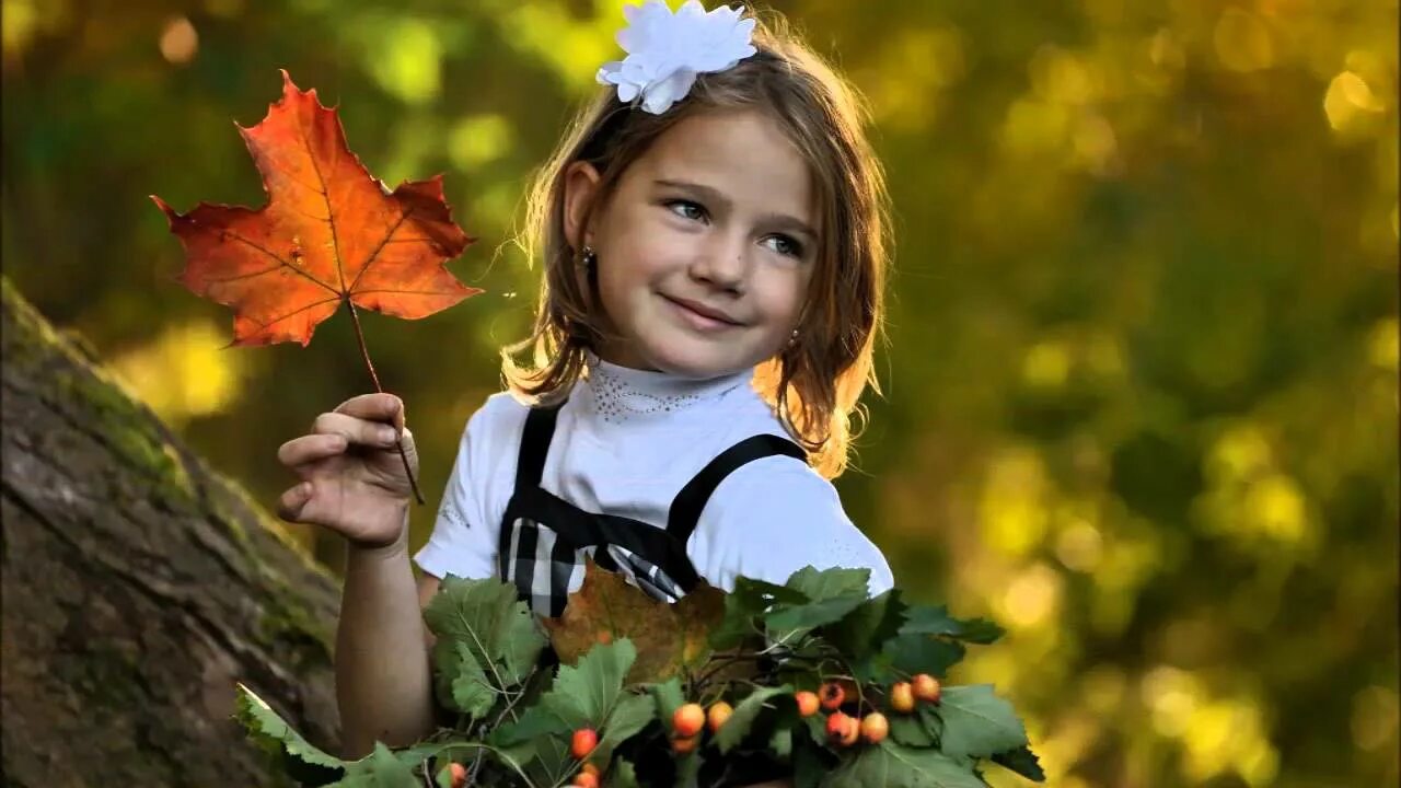 Детство подарить песня. Детская фотосъемка в саду осень. Девушка с букетом осенних листьев. Школьная фотосессия на природе. Осенние фотосессии в студии школьники дети.