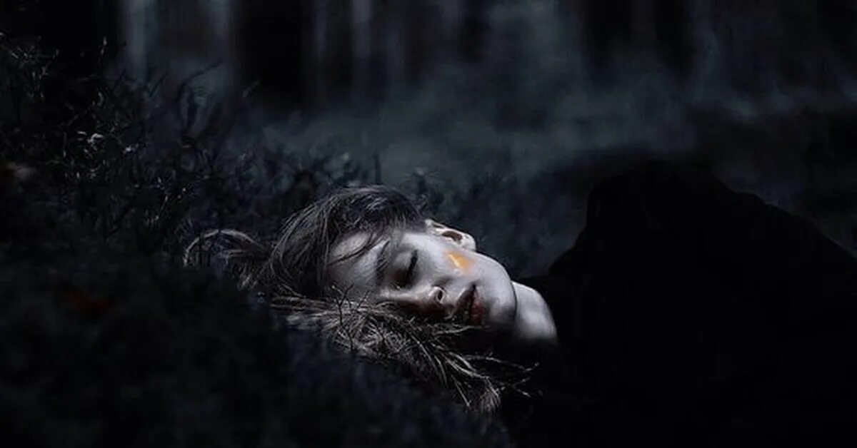 Мрачный писатель. Мрачная девушка. Мрачная фотосессия в лесу. Девушка в темном лесу.