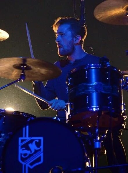 Дэниел платцман imagine dragons. Daniel platzman imagine dragons. Drummer daniel platzman. Дэниел платцман imagine dragons. Имеджин драгонс барабанщик.