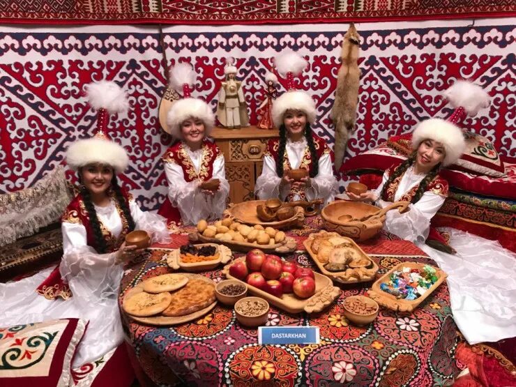 Наурыз какой праздник. Наурыз в казахстане. празднование наурыза в казахстане. фото праздника наурыз в казахстане. казахское застолье.