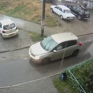 Стукнул машину во дворе