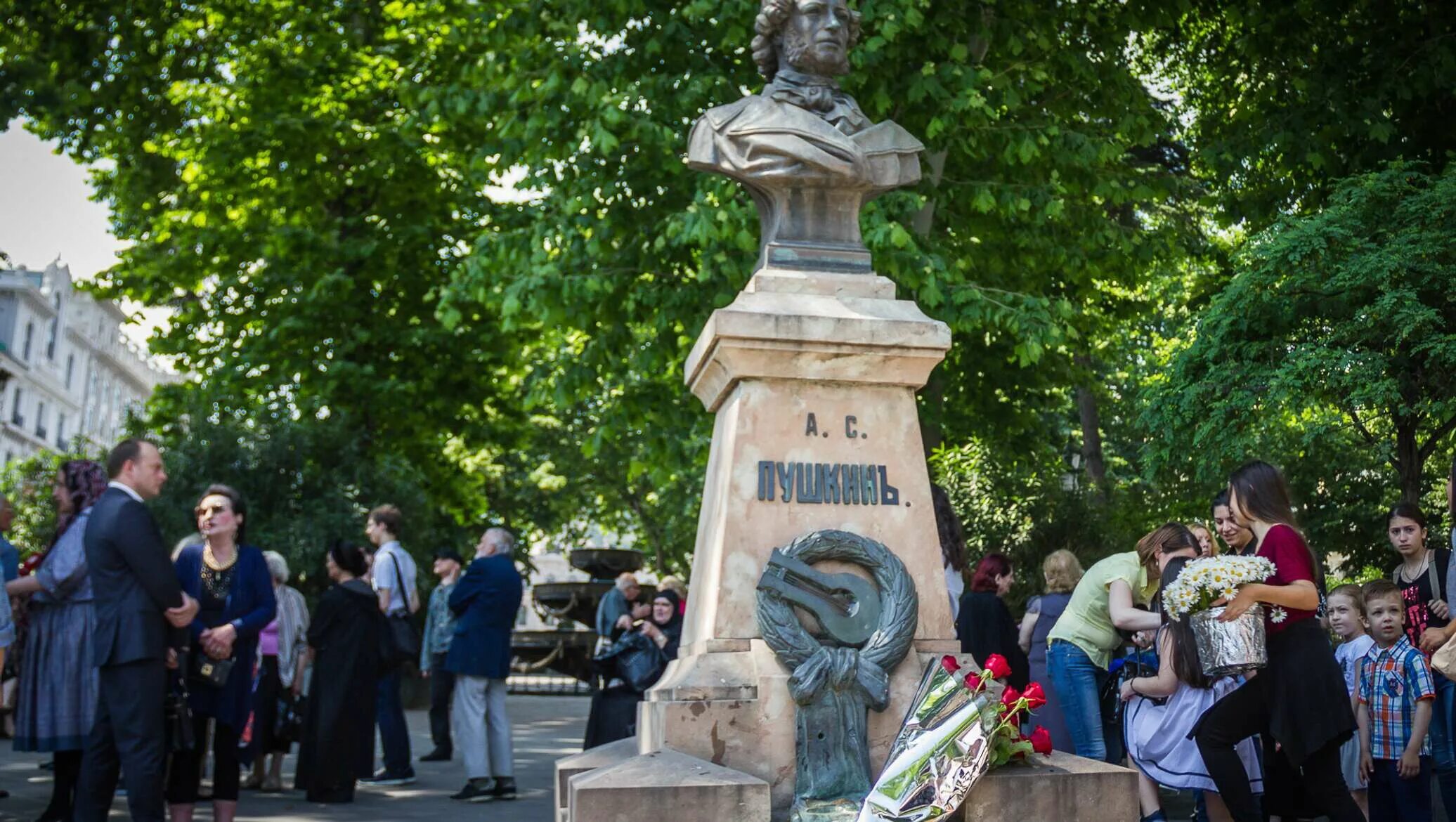 Пушкин тбилиси. Памятник пушкину (тбилиси) памятники тбилиси. пушкинский сквер (тбилиси). бюст пушкина в тбилиси. памятник пушкина в тбилиси.