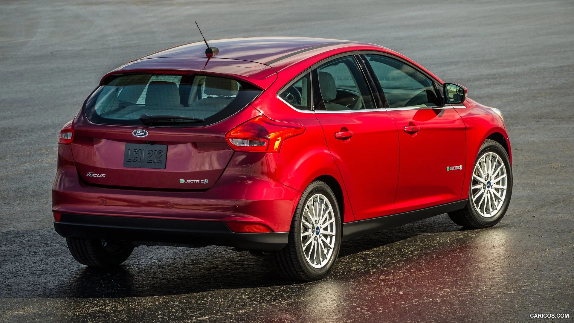 Автомобиль форд хэтчбек. Ford Focus 2015. Ford Focus Hatchback 2015. Ford Focus Electric 2015. Ford Focus 2015 Red.