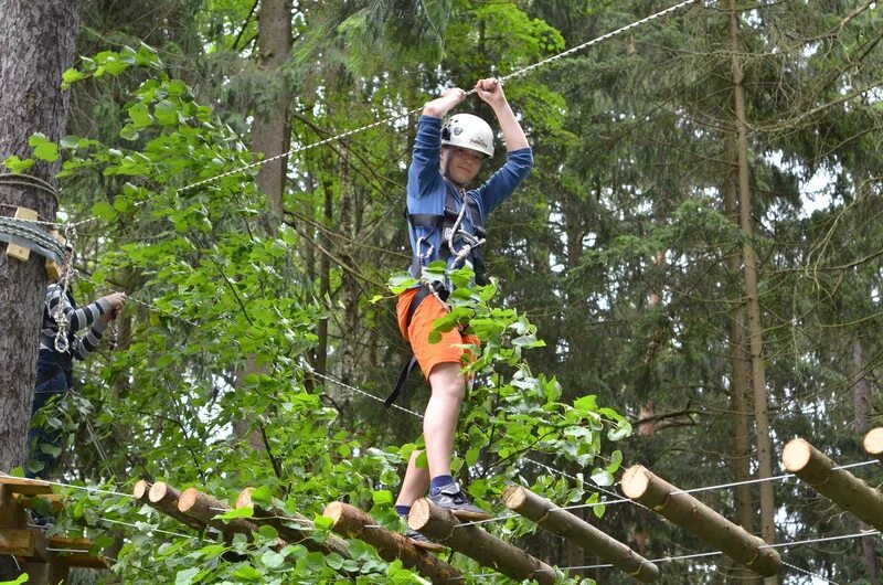 робин гуд лагерь. лагерь робин гуд комнаты. робин гуд лагерь калуга. робин гуд калуга домики у озера. лагерь робин гуд верёвочный парк.