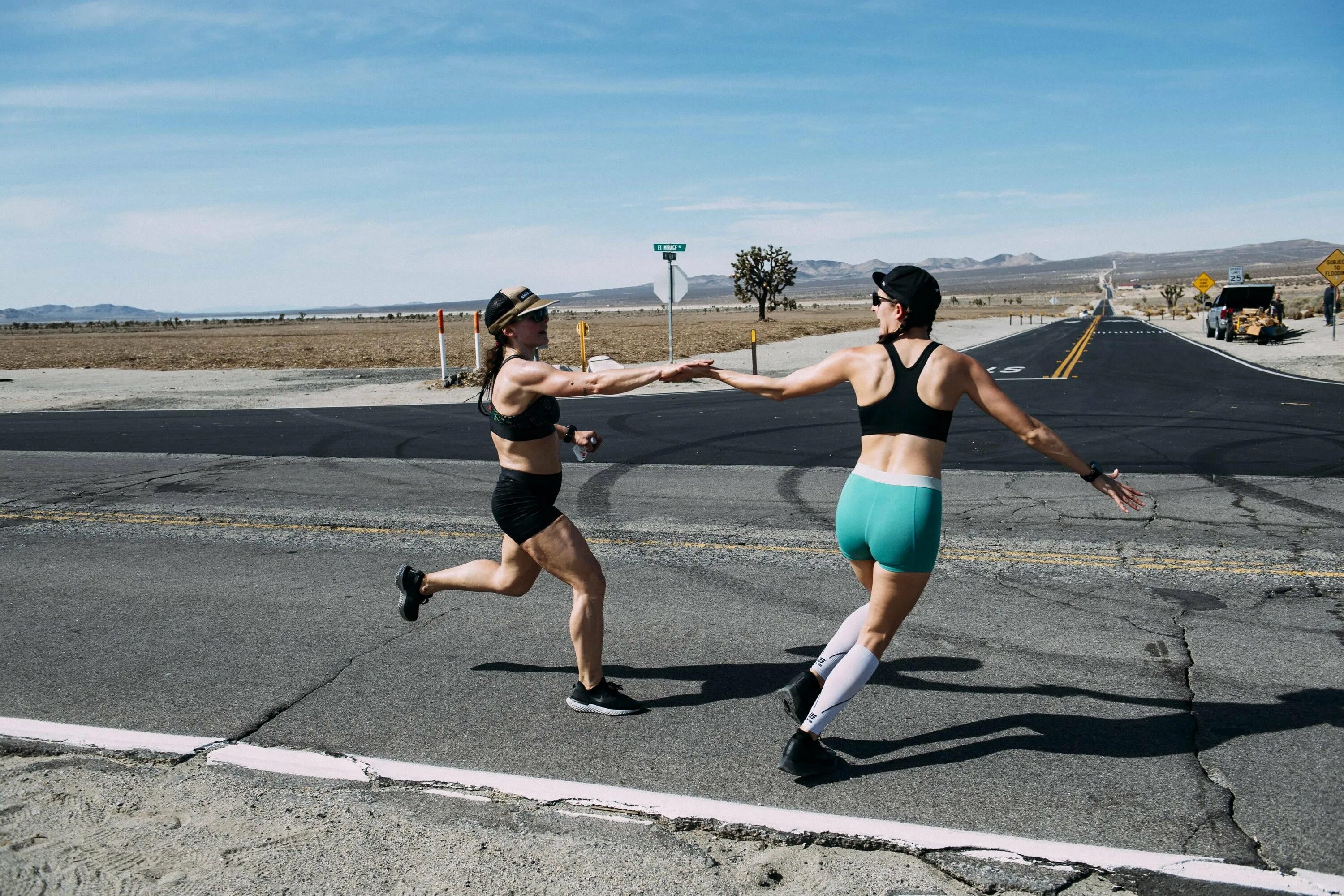 Мост бег. Run for your Life (ТВ, 2014). «Red bull Wings for Life World Run». Бег игра скоростей