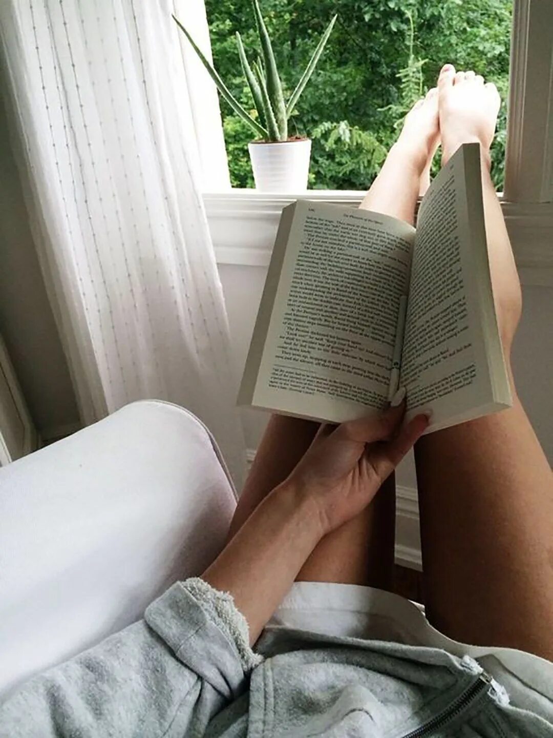 Читать книгу без рук. Девушка с книгой. девушка с книжкой в руках. девушка читает книгу. девушка с книгой в руках.