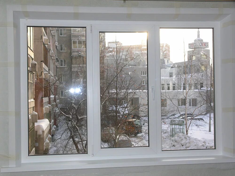 Окно пластиковое msk oknaidveri ru. Пластиковое окно. Пластиковые окна в панельный дом. Трехстворчатое окно. Окно трехстворчатое пластиковое.