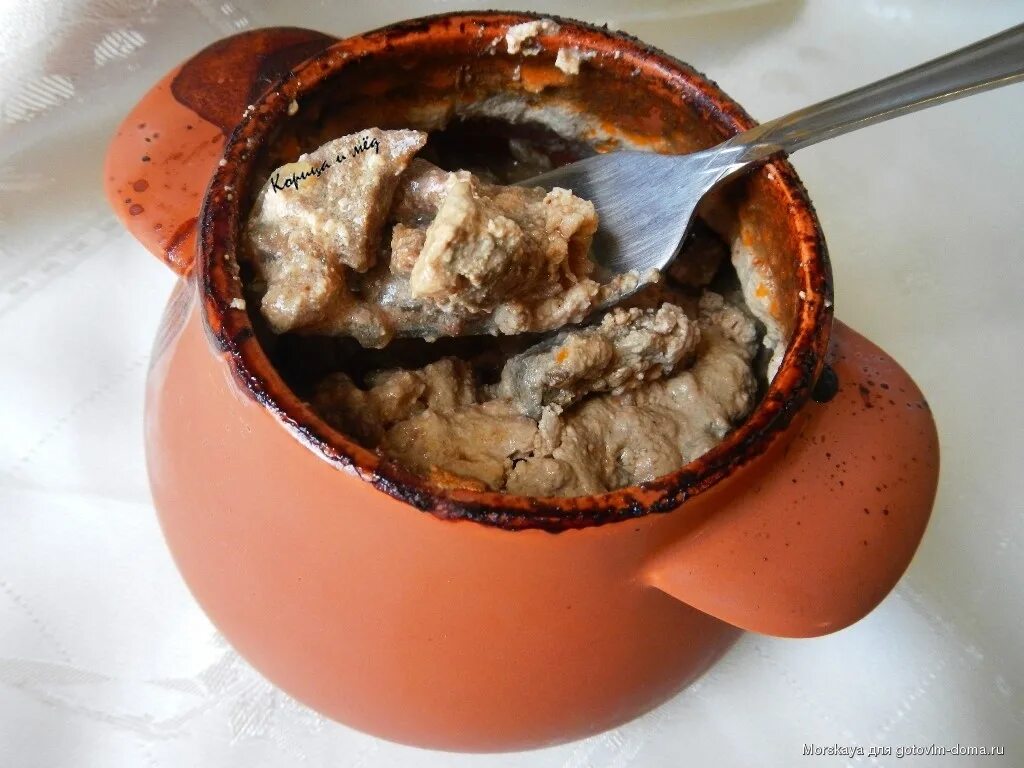 картошка с мясом в горшочке в микроволновке. мясо в горшочках с картошкой. жаркое из свинины в горшочках. мясо с овощами в горшочках. картошка с мясом в горшочке в микроволновке.