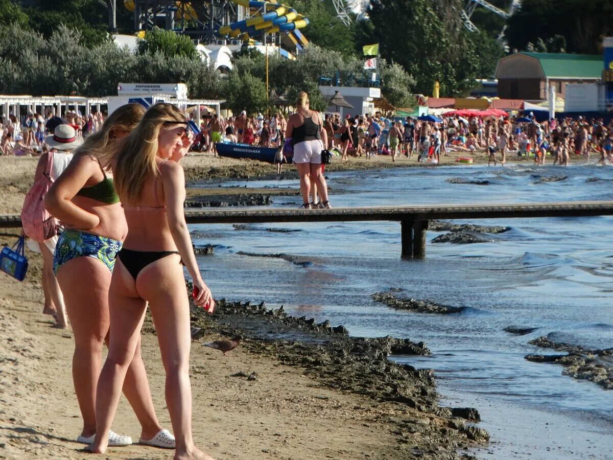 Витязево коса бугазская. Анапа море. Девушки на пляже краснодарский край. Бугазская коса анапа. Крым пляж девочки.