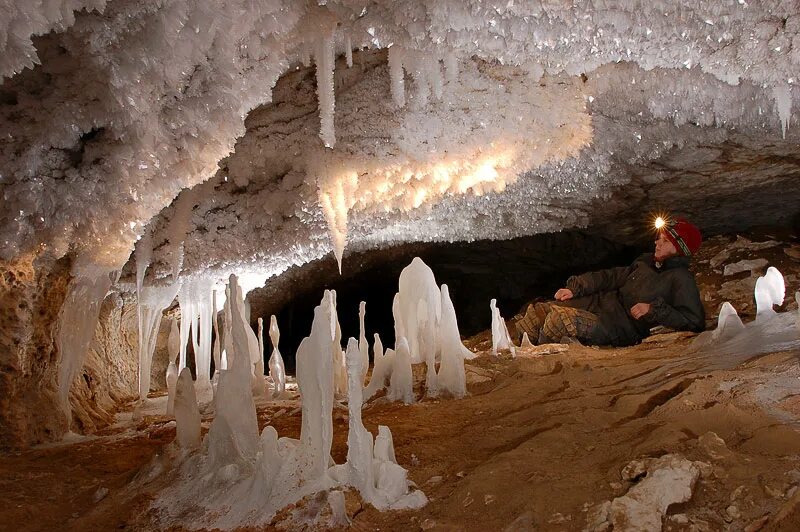 Даймонд кейвс. Пинега пещера китеж кристаллы. Алмазы в пещере. Пещера с алмазами. Кальцитовые натеки в пещерах.