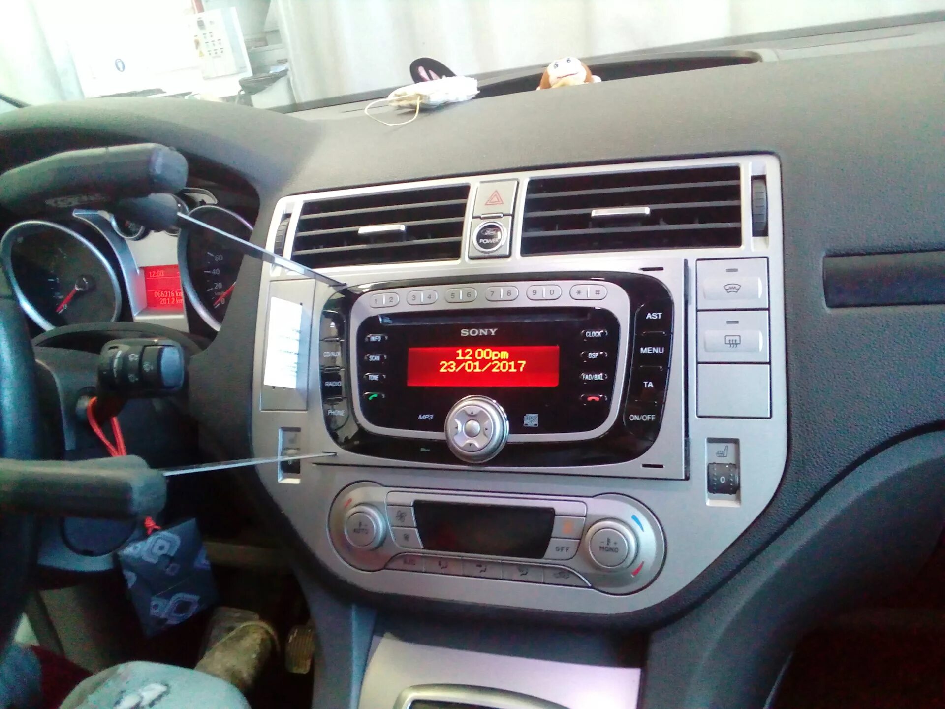 Магнитола форд куга 1. Магнитола Ford Kuga 1 2012. Ford Kuga 2008 магнитола. Магнитола Ford Kuga 2.