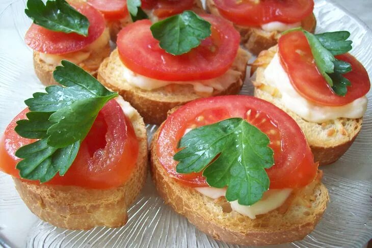 Бутерброды с брынзой помидорами на праздничный стол. Бутерброды с помидорами и сыром. Рецепты бутербродов с помидорами. Бутерброды. Бутерброды с помидорами.