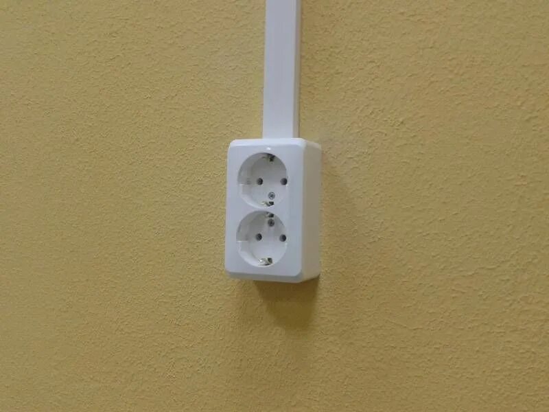 Монтаж наружной розетки своими руками. 0402. Шнайдер накладные розетки под дерево. Наружная розетка на стене. Розетка наружная.