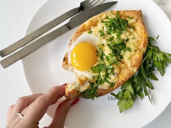 Хачапури на сковороде с творогом и яйцом. Пп хачапури. хачапури по-аджарски пп-вариант. пп хачапури по аджарски с творогом. хачапури по аджарски с зеленью.
