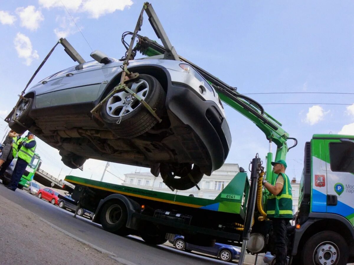 Работник эвакуатора. Куда отвозят машины эвакуатором. Эвакуация машины. Куда отвозят машины эвакуатором. Эвакуатор транспортное средство.