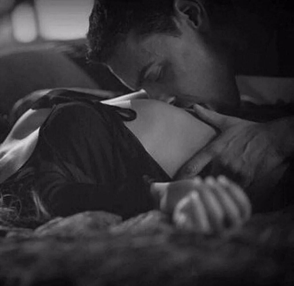 Мужчина целует женщину во сне. Поцелуи тела. Страстные поцелуи. Поцелуй в постели. Страстные поцелуи в кровати.