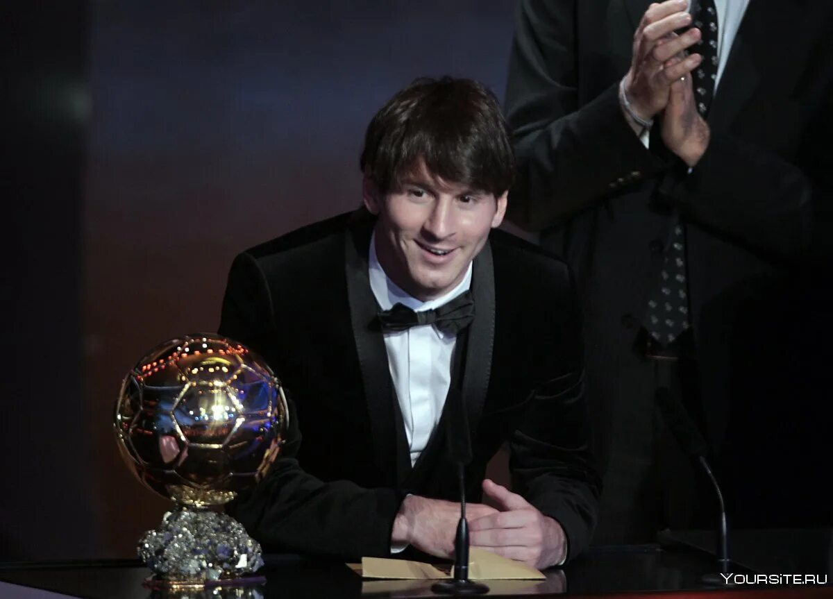 Кто первый получил золотой. Лионель Месси золотой мяч. Lionel Messi 2009 золотой мяч. Лионель Месси золотой мяч 2009. Лионель Месси первый золотой мяч.