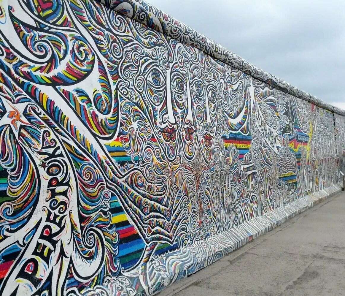 Где есть стена. Берлинская стена. Берлинская стена достопримечательность. Достопримечательности Германии Берлинская стена. Берлинская стена достопримечательности Берлина.