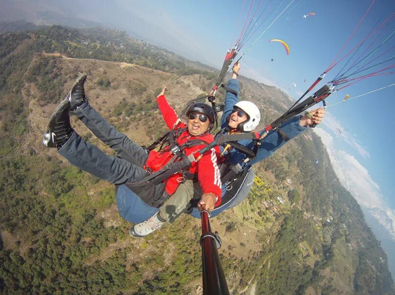 Полет на параплане в тандеме с инструктором. Парный полет на параплане. Инструктор параплан. Инструктор параплан. Параглайдинг сочи красная поляна.