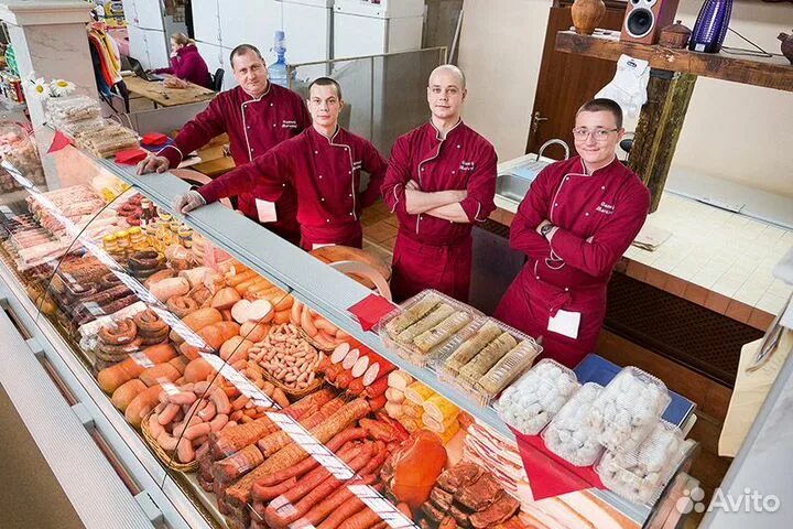 Продавец на выходе 6. Продавщица колбасного отдела. продавец колбасы. продавец мясной продукции. продавец в колбасный магазин.