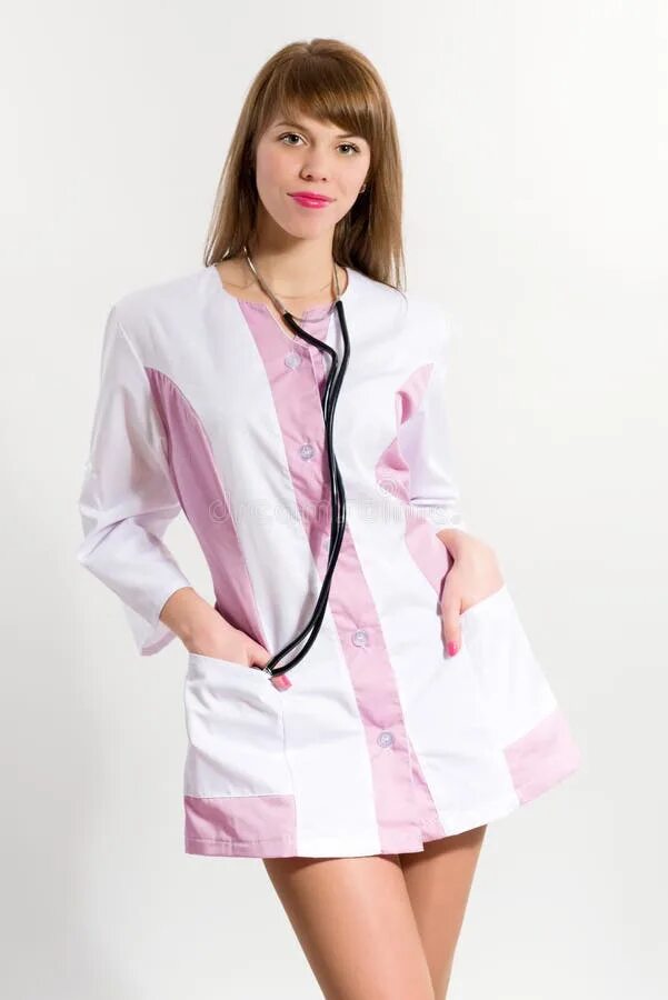 Медсестра в коротком халате. Медсестра в белом халате. Медсестра в халате. Девушка врач в халате. Красивые медсестры в коротких халатах.