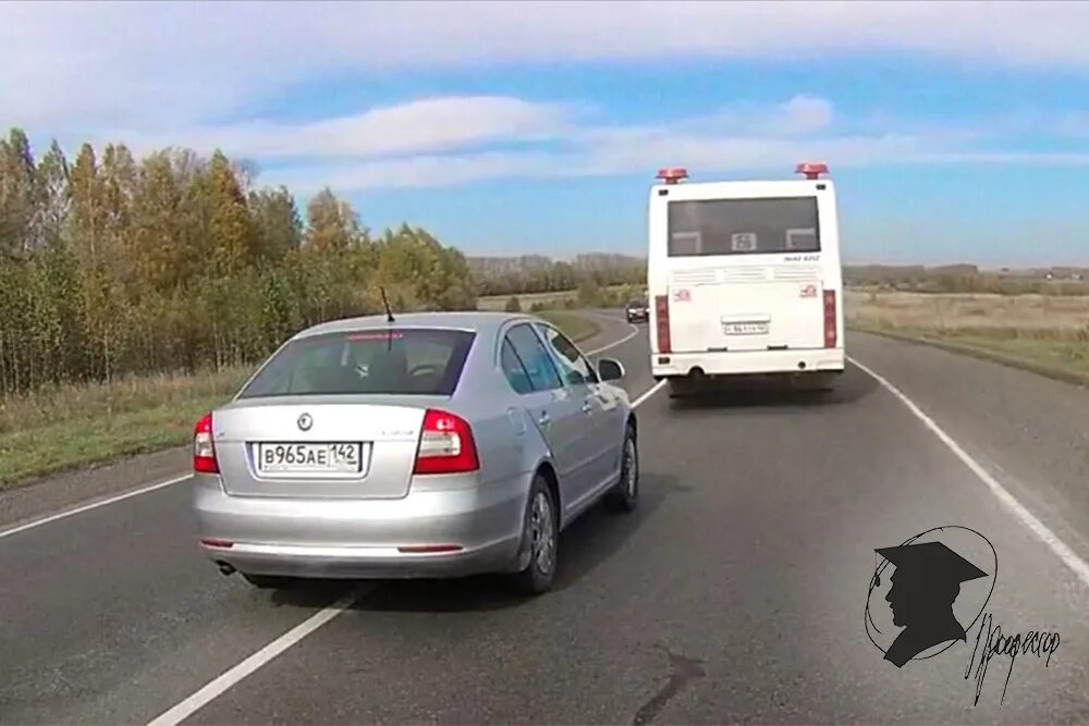 Выезд на встречную через сплошную. Обгон встречная полоса. выезд на встречную полосу. выезд на полосу встречного движения. машина на встречной полосе.