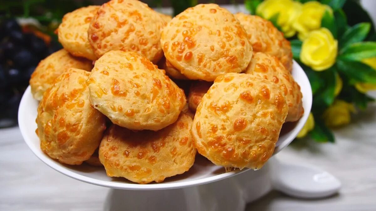 печенья с сыром в духовке. печенье с сыром сладкое. печенье с сыром рецепты в духовке. треугольное сырное печенье. печенье с сыром рецепты в духовке.