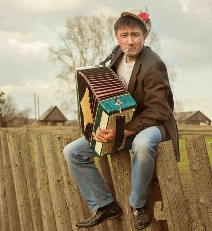 Парень в ушанке с гармошкой. Мужичок. Мужланка мужичка. Мужичонка фото. Про мужичка.