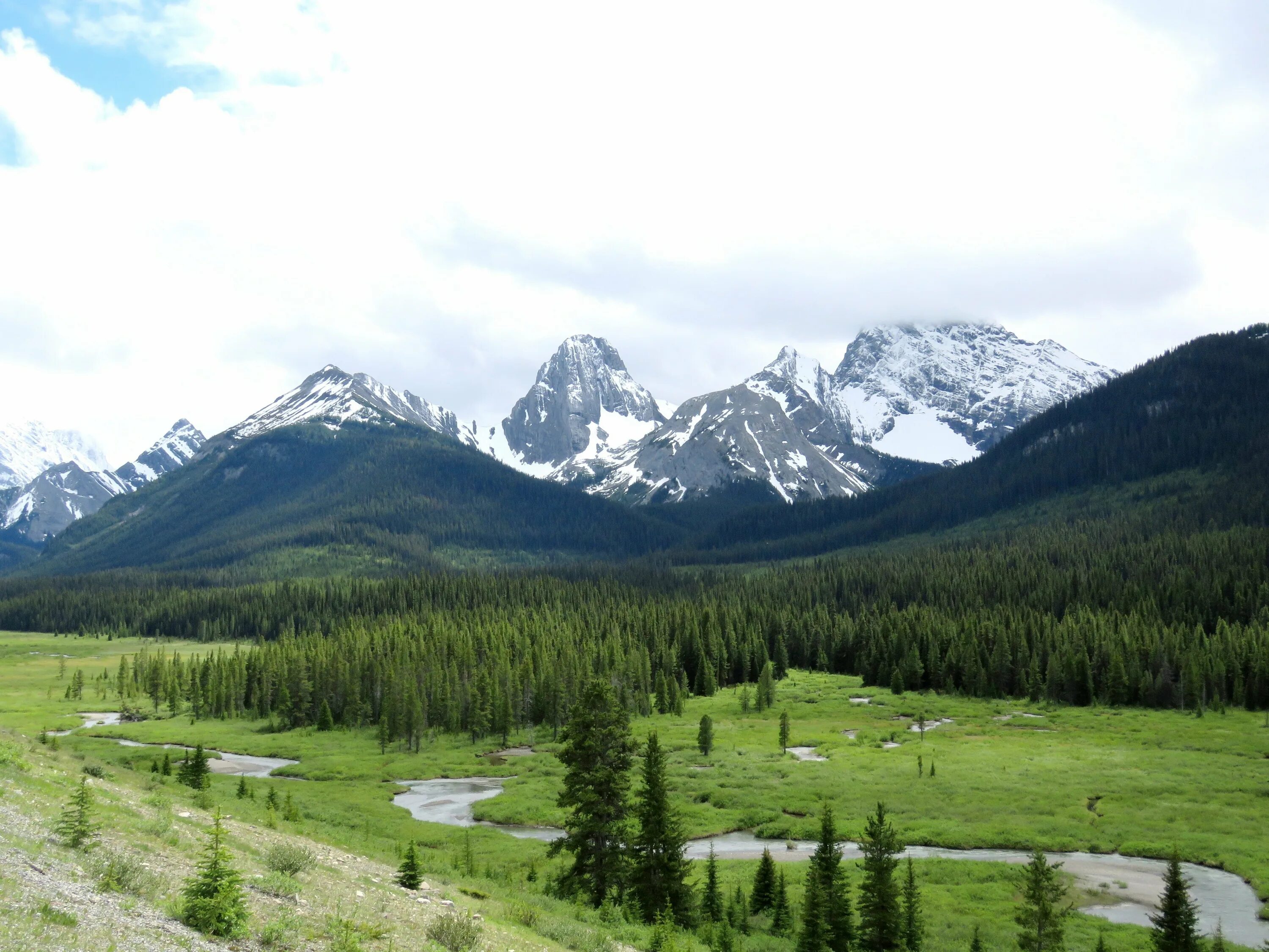 Как называется равнина на горе. Горы и равнины Канады. Горы холм Канада. Равнины и горы России.