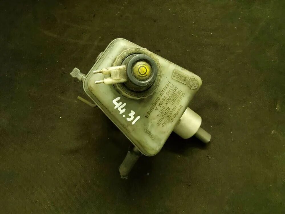 Бачок гтц. Бачок гтц bmw e34. бачёк главного тормозного цилиндра bmw e34. замена гтц bmw e34. гтц бмв е34 цена новый.