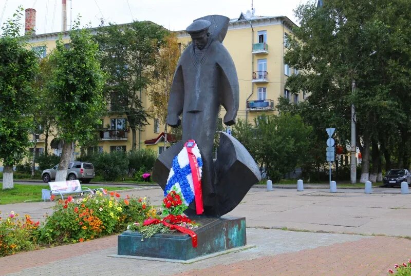 Юнг архангельск. Памятник Соловецким юнгам в Архангельске. Памятник юнгам Северного флота в Архангельске. Памятник Соловецким юнгам в Архангельске набережная. Соловецкие Юнги памятник Архангельск.