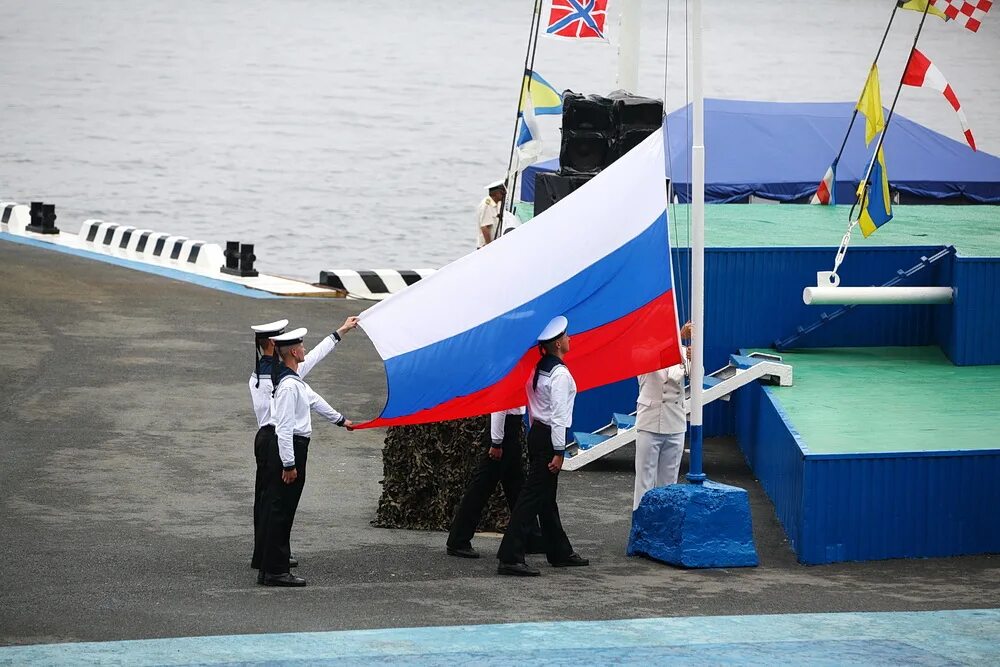 Государственный флаг судна. Флаг ВМСУ ТОФ. Флаг на корабле. Военно-морской флаг России. Флаг российского военно-морского флота.