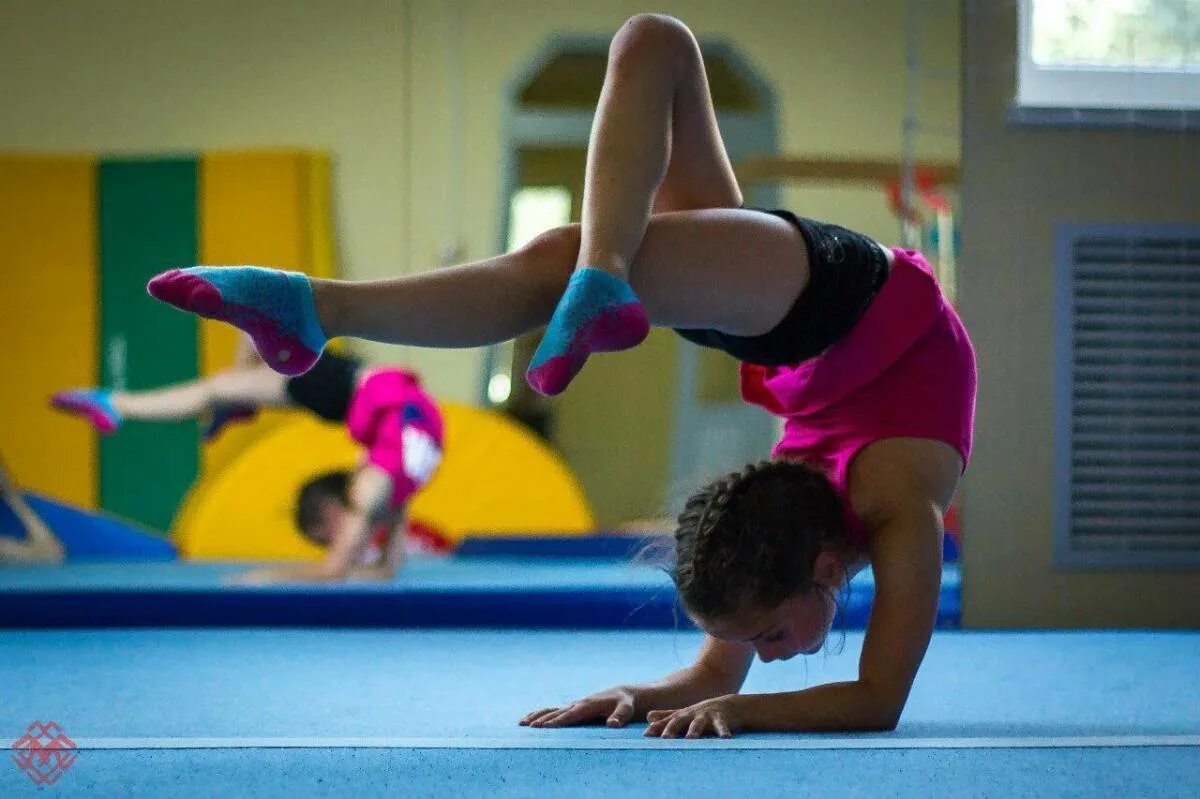 Акробатика в школе. Гимнастика для детей 10 лет. Оздоровительная гимнастика для детей. Спортивная акробатика для детей. Занятия по гимнастике для детей.