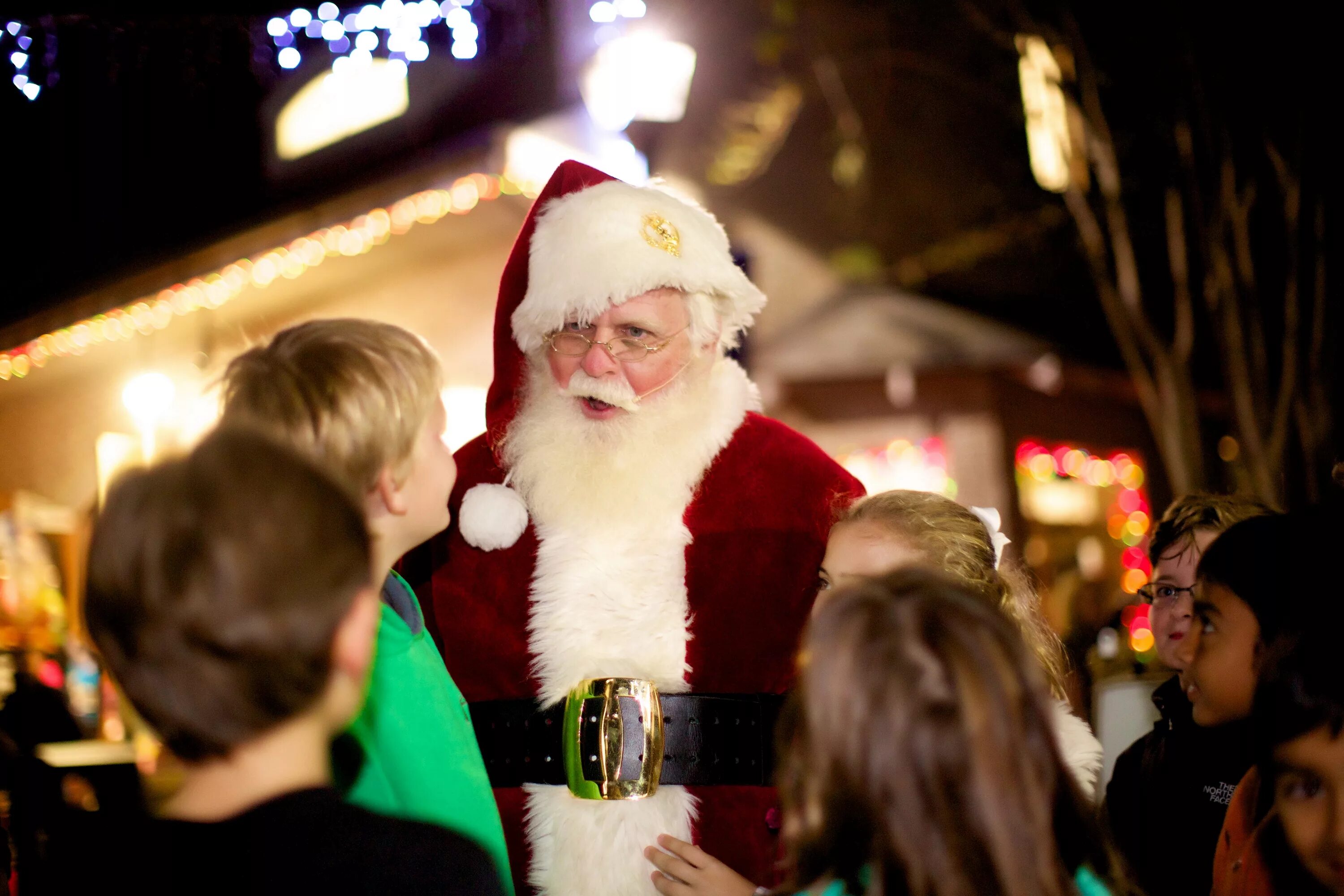 Santa's coming. Санта Клаус в доме в Ирландии. Стив Карелл Санта Клаус. Санта Клаус Калифорния. Американский Санта Клаус в Нью-Йорке.